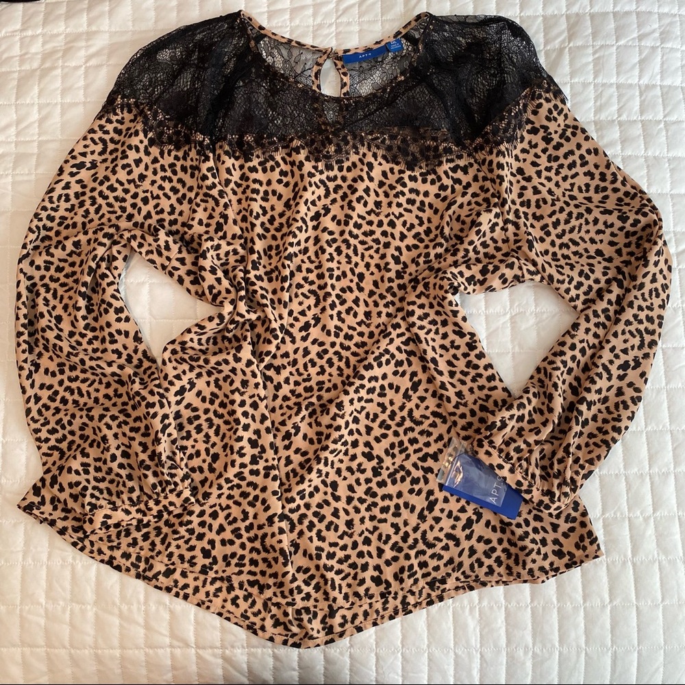 ✨Beautiful lace and leopard top✨